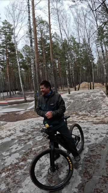 тебе не холодно в этих перчатках, друже?