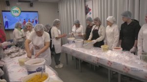 В службе занятости фасуют супы для бойцов