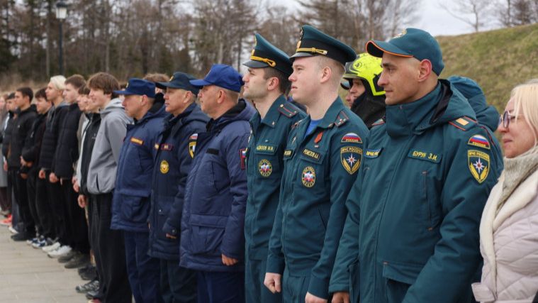 Мэр Корсаковского муниципального округа поздравила пожарных с профессиональным праздником