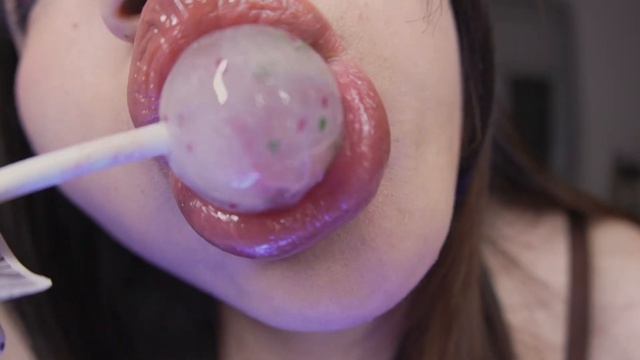 ASMR Eating a large lollipop, the wide-angle lens shooting is very impressive🤪💕 смотреть онлайн