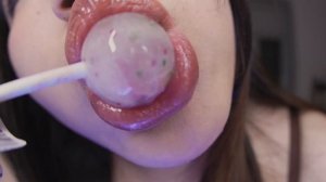 ASMR Eating a large lollipop, the wide-angle lens shooting is very impressive🤪💕