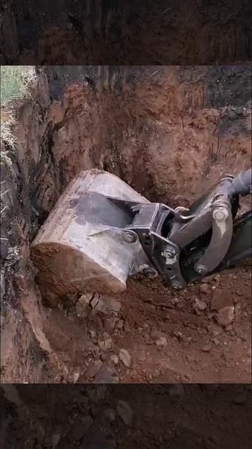 Копаем яму под погреб...