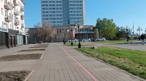 По центру
