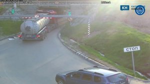 В калужском наукограде грузовик врезался в ограничитель по высоте.