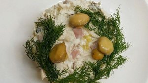 Королевский салат из курицы, грибов и ананасов