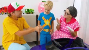 Крис и друзья исследуют секретные комнаты в одном цвете