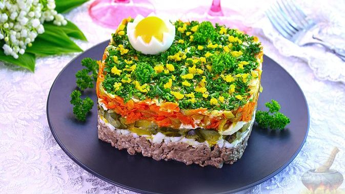 СЛОЁНЫЙ САЛАТ С КУРИНОЙ ПЕЧЕНЬЮ, ЯЙЦАМИ, ОГУРЦАМИ И МОРКОВЬЮ