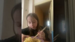 Пробую китайскую лапшу
