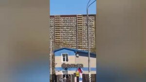Цыганский ЖК обнаружили в Москве. 

Весь дом выполнен в позолоте и покрыт гигантскими рельефными рам