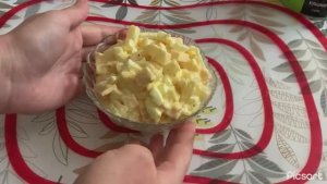 Салат с ананасом и маринованным луком, который съедают первым!
