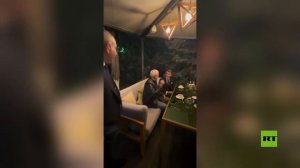 بعد «لا بوهيم».. ماكرون يواصل جولته الغنائية في مقهى يريفان بنشيد «لا مارسييز»