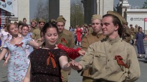 Танцевальная акция «Вальс Победы» прошла в Москве.