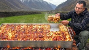 Великолепная гигантская сырная лазанья приготовленная в горах.