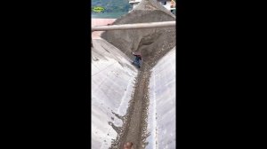 Строительство, разгрузка баржи