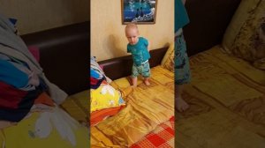 Рома стопочкой складывает одежду (как папа), 19:00, 6.05.2026