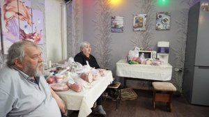 Получил пенсию заехал в продуктовый магазин Потратил на продукты почти всё Долгожданный подарок