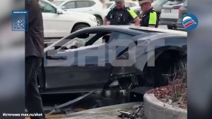 Ferrari подлетела и врезалась в столб: момент аварии с рэпером Navai в центре Москвы попал на видео