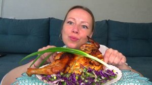 Мукбанг от Яновны Курица половинка запеченная в духовке, салат с фиолетовой капустой. Еда.