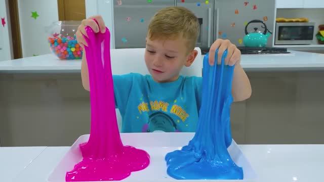 Влад и Никки семья. Крис и Майкл играет со слаймом