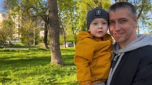 Рядом с обновлённой баскетбольной площадкой