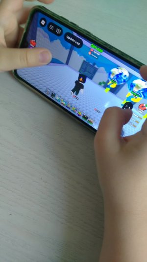 Играю в игру где надо быть популярным блогером