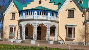 Дворец - «Коттедж» в парке Александрия в Санкт-Петербурге.