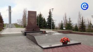 В Саратове в рамках акции «Цветок Победы» почтили память павших у мемориала «Журавли»