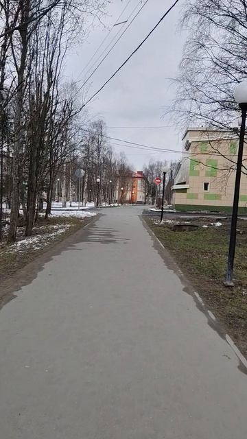 г.Ковдор 06 мая 2026
От Санатория в сторону Гиперборейского сквера вдоль ДК