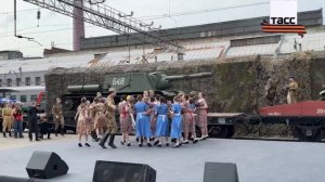 🚊 Жители и гости Ростова-на-Дону встретили ретропоезд «Победа», передает корреспондент ТАСС с торже