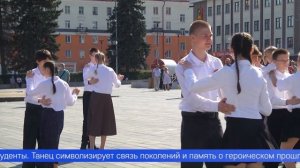 Первоуральские школьники сегодня собрались в центре города, чтобы станцевать «Вальс Победы»