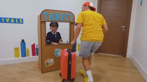 Влад и Никки семья Крис в аэропорту