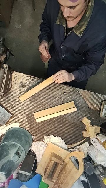 Наждачкой чищу стыки.