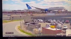 Boeing едва не разбился при посадке в американском Ньюарке.

Предварительно, лайнер United Airlines