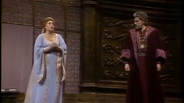 Поёт  Шерил Милнз- баритон