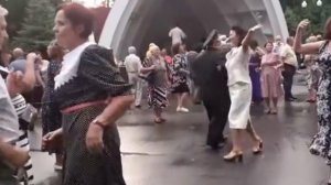 Дискотека в парке пенсионеры дают жару, танцы на отдыхе, крутой санаторий