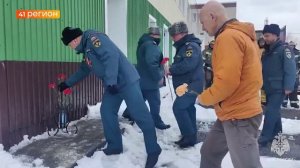 ПАМЯТЬ ПОГИБШЕГО ПРИ ИСПОЛНЕНИИ КОЛЛЕГИ ПОЧТИЛИ КАМЧАТСКИЕ ПОЖАРНЫЕ МЧС • НОВОСТИ КАМЧАТКИ