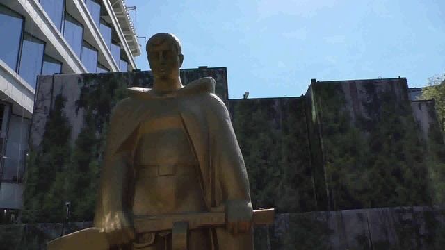 МОСКВА. ЯКИМАНСКАЯ НАБ. МЫ - ПОМНИМ!. Мемориал в память о работниках фабрики «Красные текстильщики».