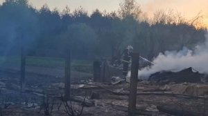 В брянском поселке Вышков огонь повредил четыре жилых дома и 13 строений