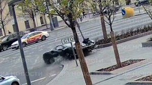 Рэпер Navai попал в аварию на Ferrari у Парка культуры в Москве.

Его иномарка врезалась в светофор