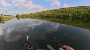 ЛОВЛЯ ЩУКИ НА СПИННИНГ ЛЕТОМ В ЖАРУ! Рыбалка с маленькой лодки в уютном месте.