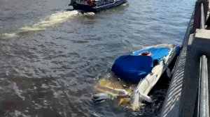 Пробоина и побег: в Петербурге катер протаранил опору моста