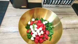 САЛАТ С КРЕВЕТКАМИ И МОЦАРЕЛЛОЙ