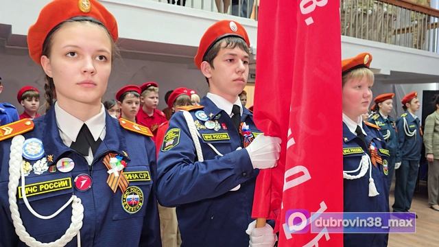 Во все три района города сегодня переданы копии священного алого стяга