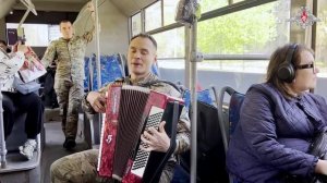 Артисты исполнили песни в общественном транспорте Донецка