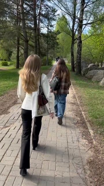 Элегантно vs Модно: Главный баттл твоего гардероба