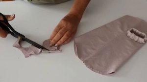 Знакомые отрезают рукава со старых свитеров и несут мне. Делаю из них сразу 3 вещи
