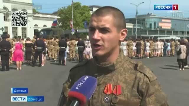 Вальс_Победы_станцевали_на_Привокзальной_площади_в_Донецке