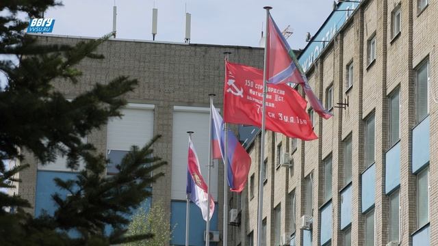 Торжественная церемония поднятия флагов к 81-й годовщине Победы в Великой Отечественной войне