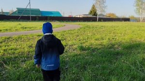 бежим по весенней деревне, тепло и солнышко светит