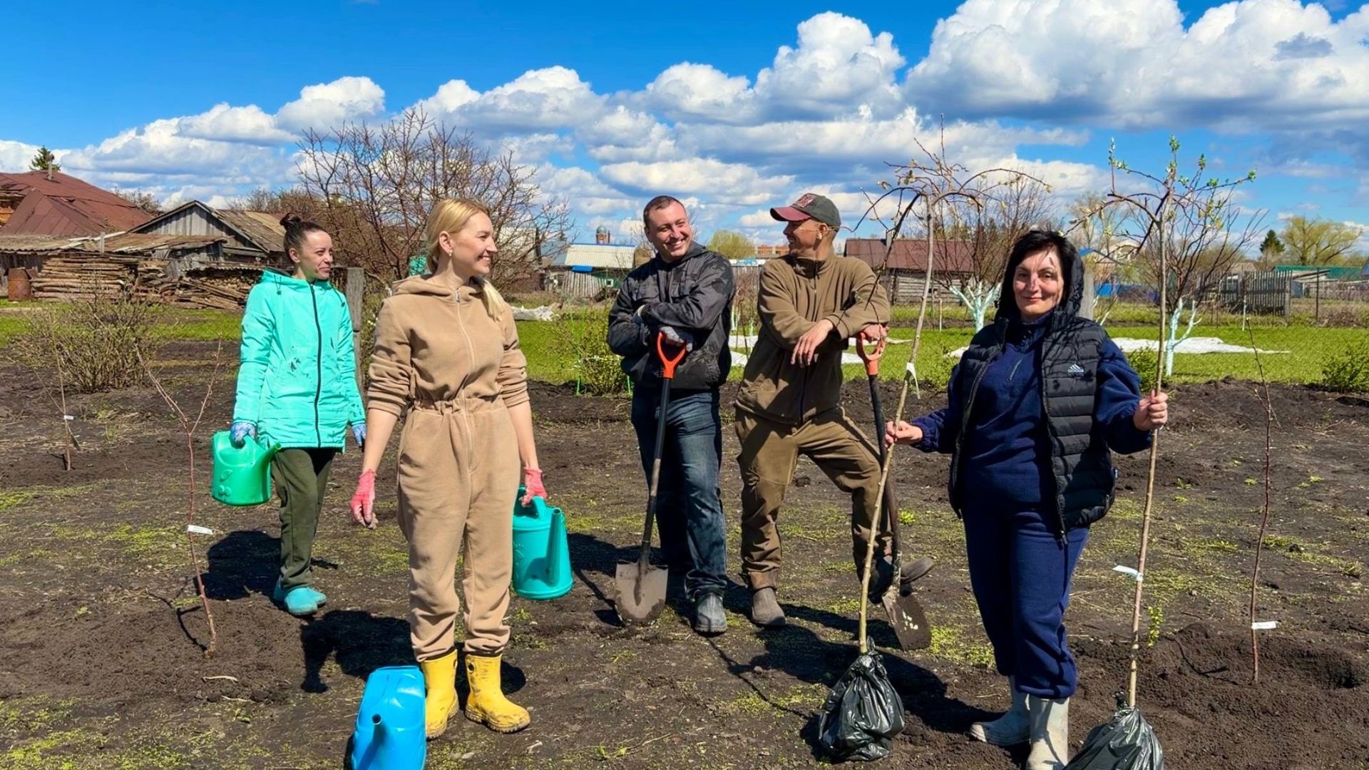КУПИЛИ ДВА ДОМА В ДЕРЕВНЕ/ПОСАДИЛИ ВИШНЕВЫЙ САД ВСЕЙ СЕМЬЕЙ/ДРУЖНО РАБОТАЕМ ВМЕСТЕ